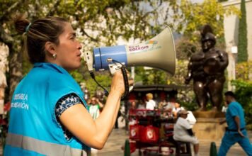 Con un recorrido por el Centro, la Alcaldía de Medellín reanudó el llamado para volver a clases